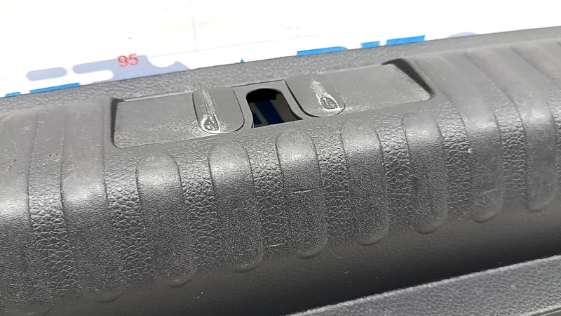 Накладка проема багажника VW Tiguan 09-18 черная, потерта