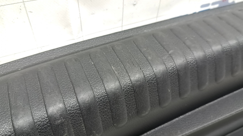 Накладка проема багажника VW Tiguan 09-18 черная, потерта