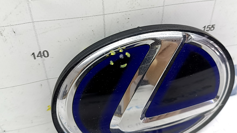 Эмблема решетки радиатора grill Lexus ES300h 13-18 голубая, скол, песок, сломано крепление