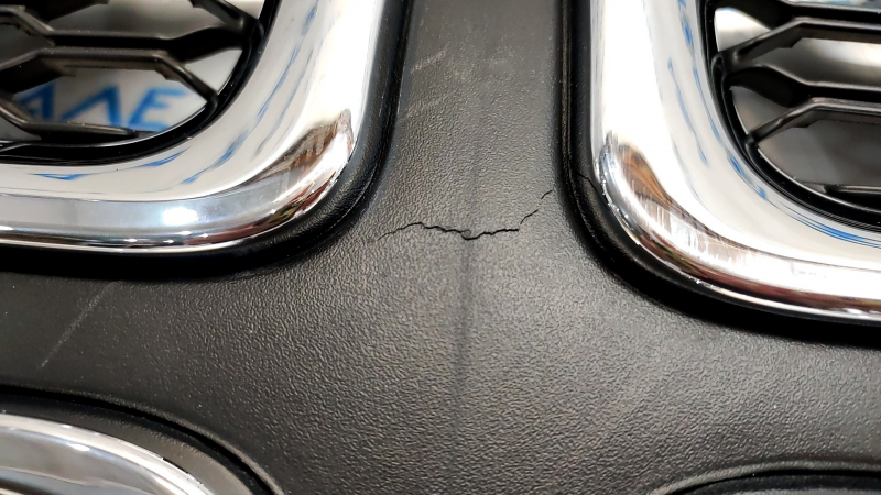 Решетка радиатора grill Dodge Journey 11-20 хром без эмблемы, трещина