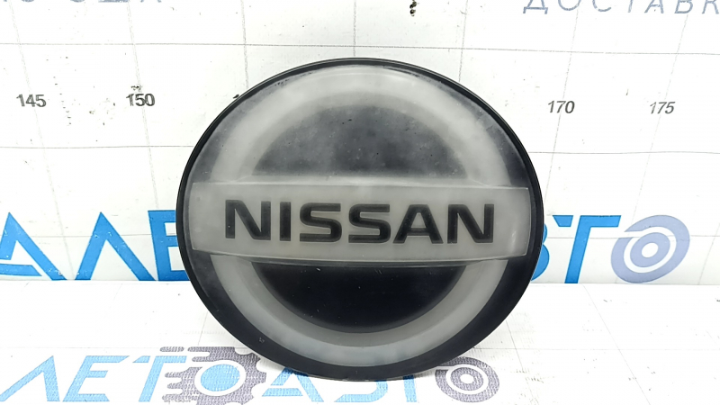 Эмблема передняя решетки радиатора Nissan Rogue 17-20 круглая, под радар, помутнела