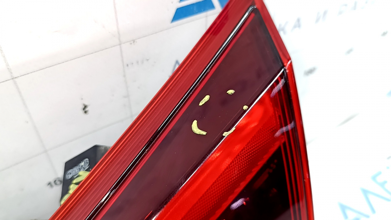 Фонарь внутренний крышка багажника правый Nissan Rogue 17-20 паутинка