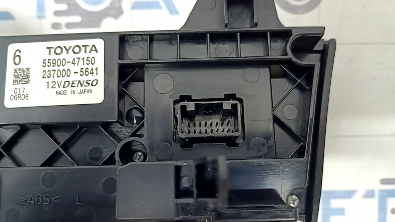 Управление климат-контролем Toyota Prius V 12-14 царапины на стекле