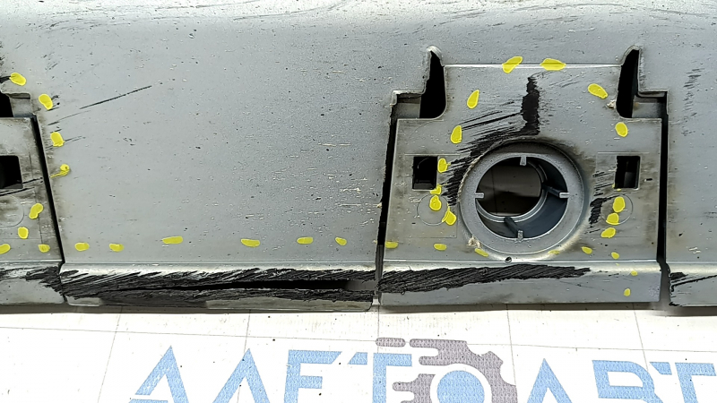 Порог правый Toyota Prius V 12-17 голубой, царапины, примят, надломан