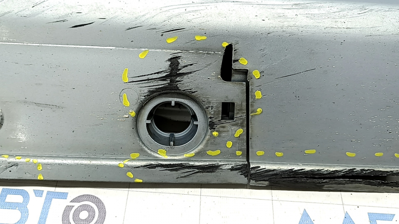 Порог правый Toyota Prius V 12-17 голубой, царапины, примят, надломан