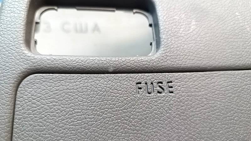 Накладка колени водителя Hyundai Sonata 11-15 серая, царапины