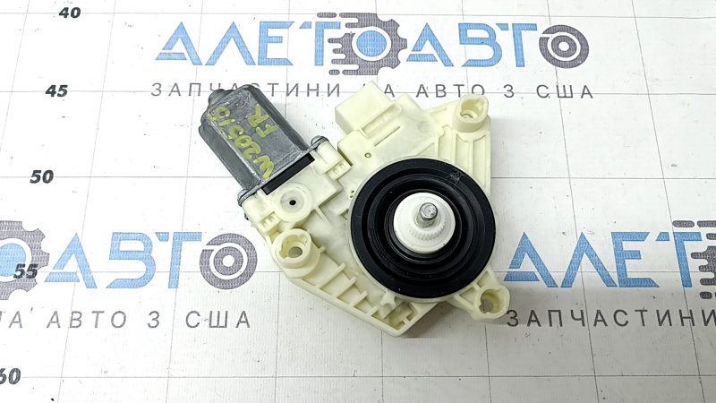 Мотор стеклоподъемника передний правый Mercedes C-class W205 15-18