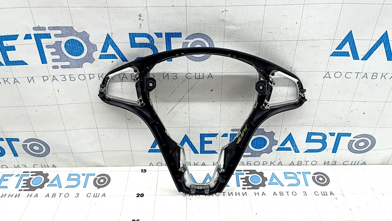 Накладка руля Mercedes C-class W205 15-18 облезло покрытие, царапины