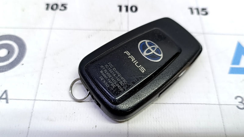 Ключ Toyota Prius 50 16-22 smart 3 кнопки, царапины