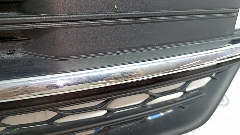 Решетка переднего бампера правая Volvo XC90 16-19 с хром молдингом под парктроник, песок