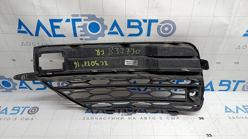 Решетка переднего бампера правая Volvo XC90 16-19 с хром молдингом под парктроник, песок