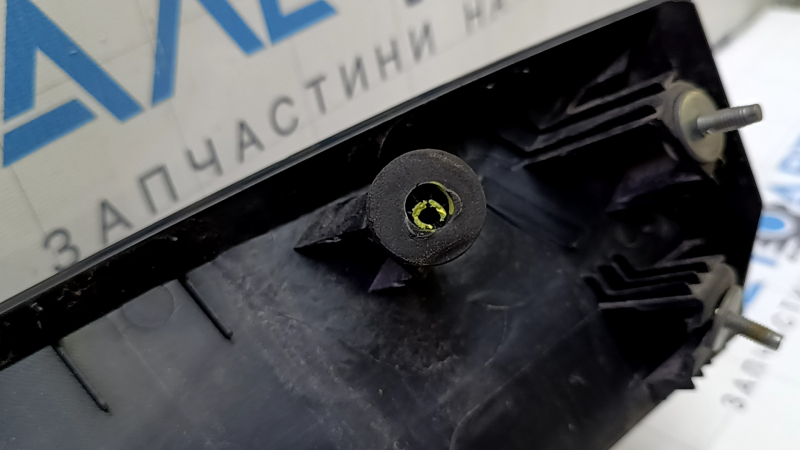 Накладка двери багажника Chevrolet Volt 16- со стоп сигналом, без эмблемы, скол, сломана направляющая