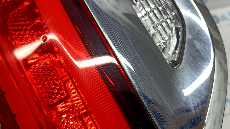 Фонарь внутренний крышка багажника правый Jeep Grand Cherokee WK2 14-22 хром, царапины