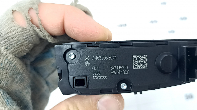 Кнопки управления на центральной консоли справа Mercedes G550 W463 19-