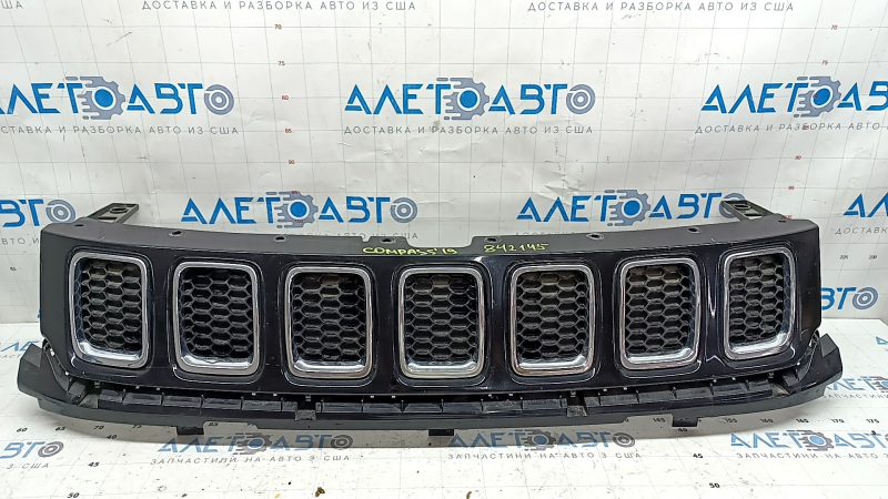 Решетка радиатора grill Jeep Compass 17-21 в сборе 3 части, с хромом, песок, царапины, сколы
