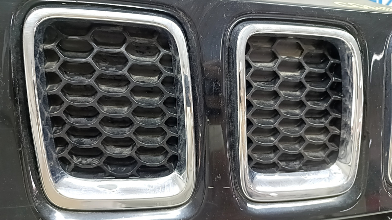 Решетка радиатора grill Jeep Compass 17-21 в сборе 3 части, с хромом, песок, царапины, сколы