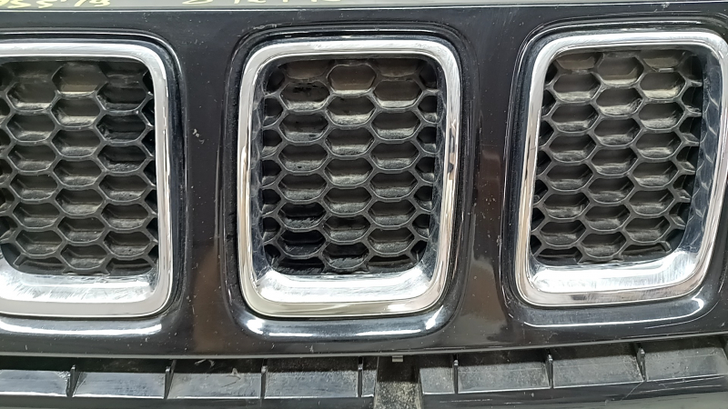 Решетка радиатора grill Jeep Compass 17-21 в сборе 3 части, с хромом, песок, царапины, сколы