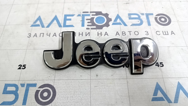 Эмблема двери багажника Jeep Compass 17-21 хром, царапины