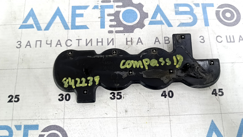 Эмблема двери багажника Jeep Compass 17-21 хром, царапины