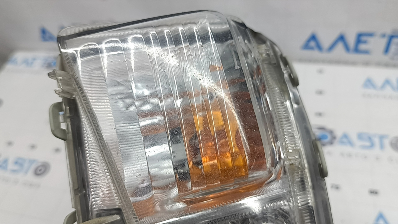 Поворотник левый Toyota Prius 30 13-15 рест, песок