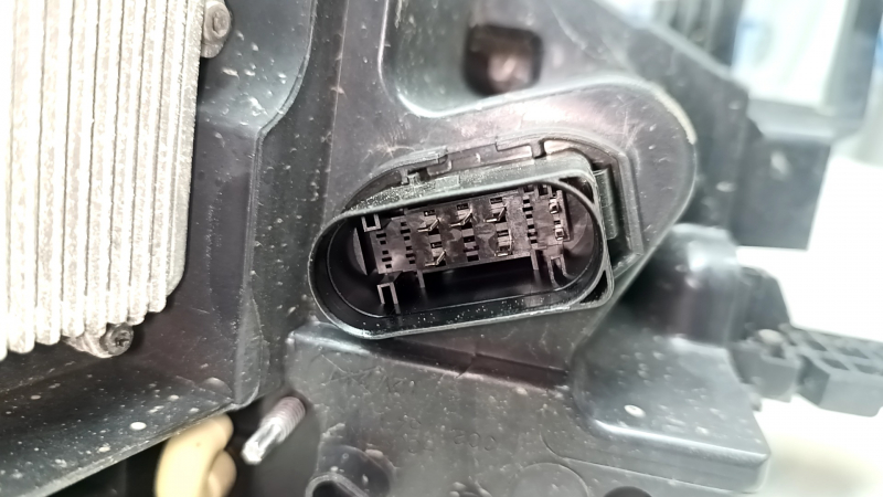 Фара передняя правая в сборе Volkswagen ID.4 21-22 LED с matrix beam, песок, сломано крепление