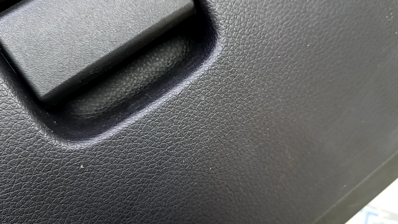 Перчаточный ящик, бардачок Nissan Rogue Sport 20-22 черный, 2 части, царапины