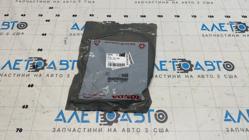 Уплотнитель реснички решетки радиатора левый Honda Accord 21-22