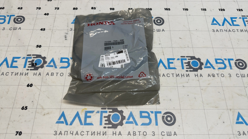 Уплотнитель реснички решетки радиатора правый Honda Accord 21-22
