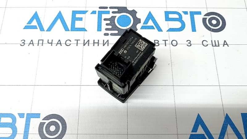 Кнопка паркинга Audi Q8 19-26 черная с хром, полез хром