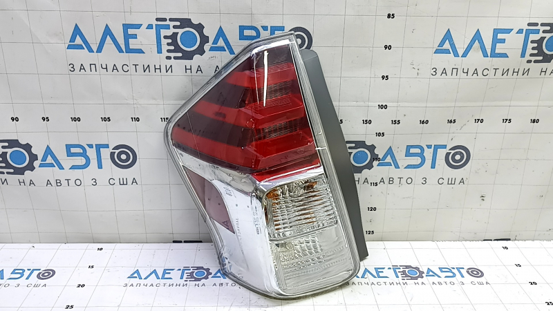 Фонарь левый Toyota Prius V 15-17 рест, царапины