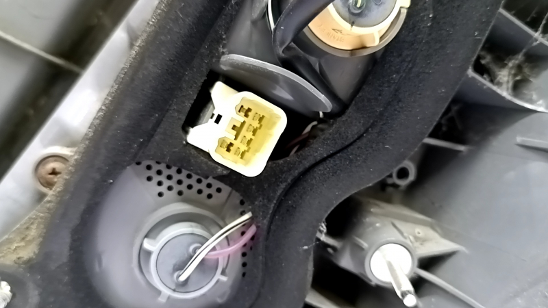 Фонарь левый Toyota Prius V 15-17 рест, царапины