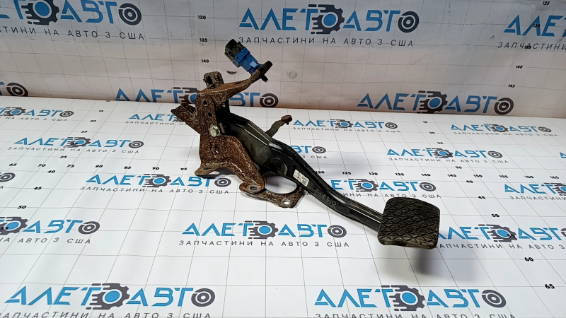 Педаль тормоза Mazda 3 14-18 BM с датчиком, ржавый кронштейн