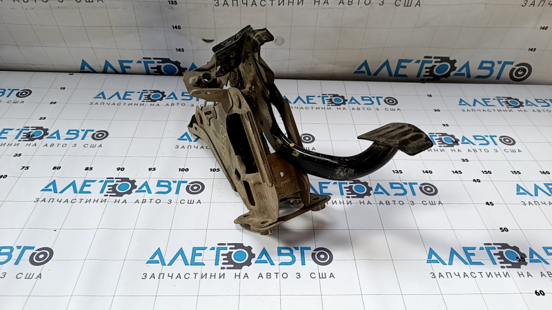 Педаль тормоза Infiniti G25 G35 G37 4d 06-14 с датчиком, без накладки педали