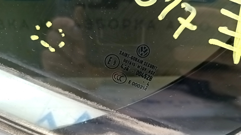 Стекло двери треугольник заднее левое VW Jetta 11-18 USA царапины на стекле