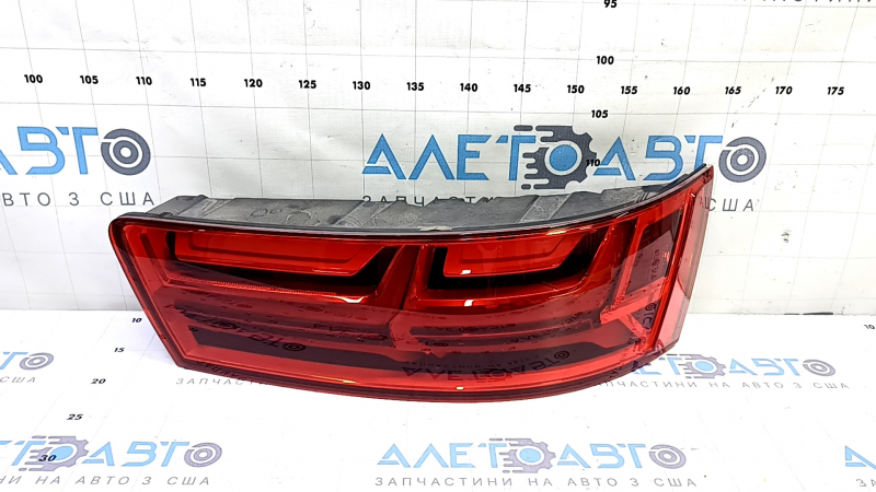 Фонарь правый Audi Q7 16-19 царапины