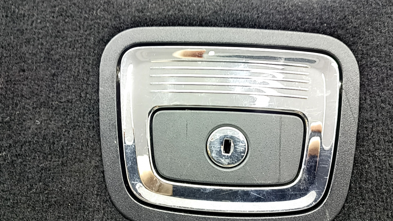 Пол багажника Mercedes GLC 20-22 черный, царапины на ручке