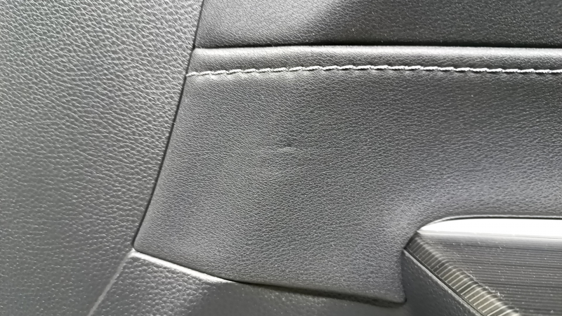 Обшивка двери карточка передняя правая Toyota Venza 21-22 XLE, Limited кожа черная с серой строчкой, под память сиденья, темно-серая накладка, с ручкой, царапины, потертости, тычка