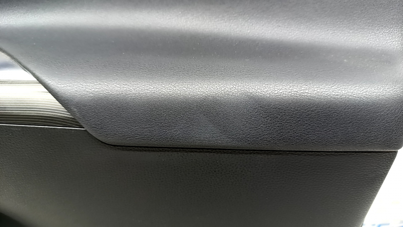 Обшивка двери карточка передняя правая Toyota Venza 21-22 XLE, Limited кожа черная с серой строчкой, под память сиденья, темно-серая накладка, с ручкой, царапины, потертости, тычка
