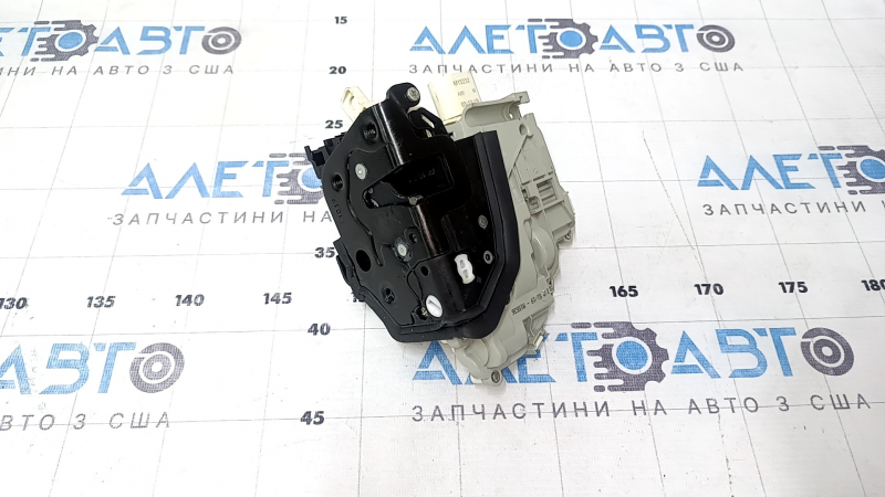 Замок двери задней правой Audi A4 B9 17-21 с защитой детей