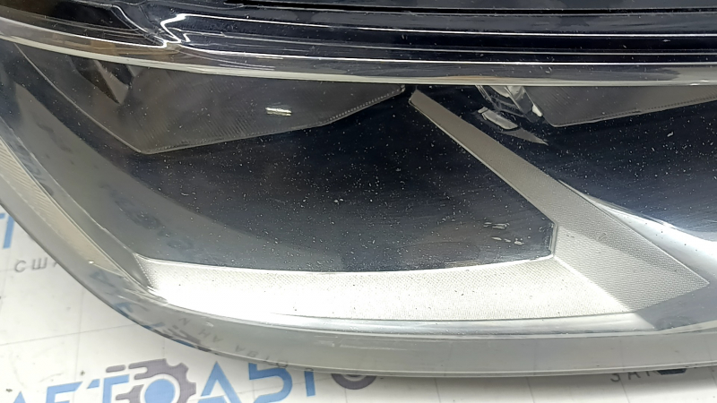 Фара передняя правая VW Tiguan 18-21 голая галоген, ДХО LED, скол