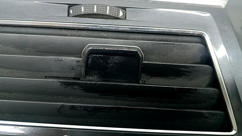 Накладка торпеды центральная VW Tiguan 18-24 графит, с воздуховодами, хром, тип 2, потерта, царапины