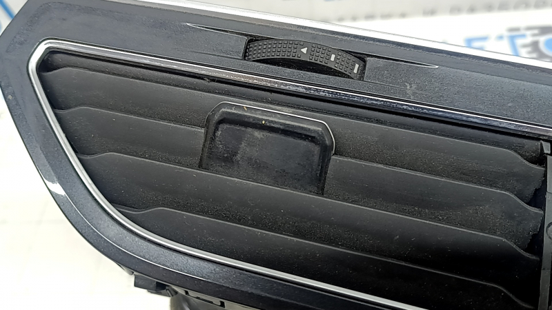 Накладка торпеды центральная VW Tiguan 18-24 графит, с воздуховодами, хром, тип 2, потерта, царапины