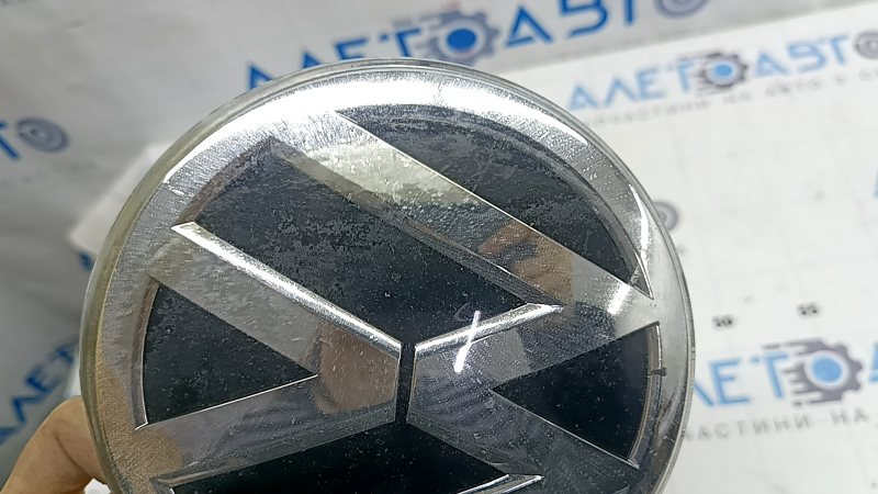 Эмблема решетки радиатора grill VW Tiguan 18-21 под радар, полез хром, песок