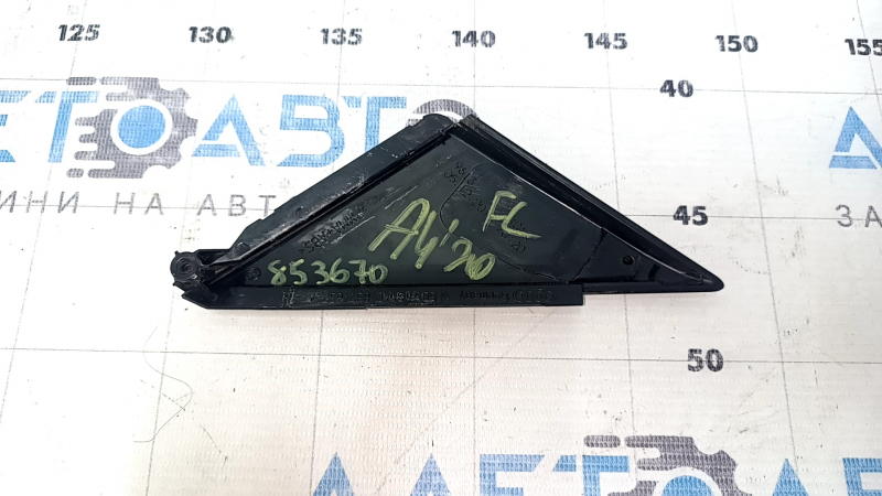 Треугольник заглушка двери передней левой Audi A4 B9 17-20 черный глянец, царапины