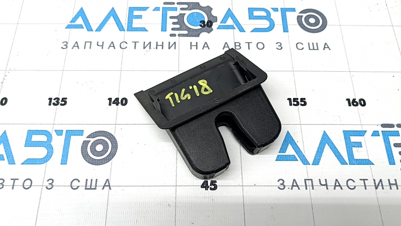 Накладка замка двери багажника VW Tiguan 18-24 черная