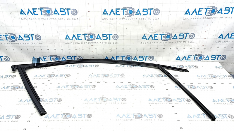 Уплотнитель стекла с молдингом передний левый Audi A4 B9 17-25 хром, надорван