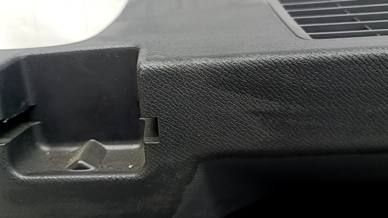 Обшивка арки правая Volvo XC90 16-22 под 3 ряд, с подстаканником, черная, с крюком, царапины