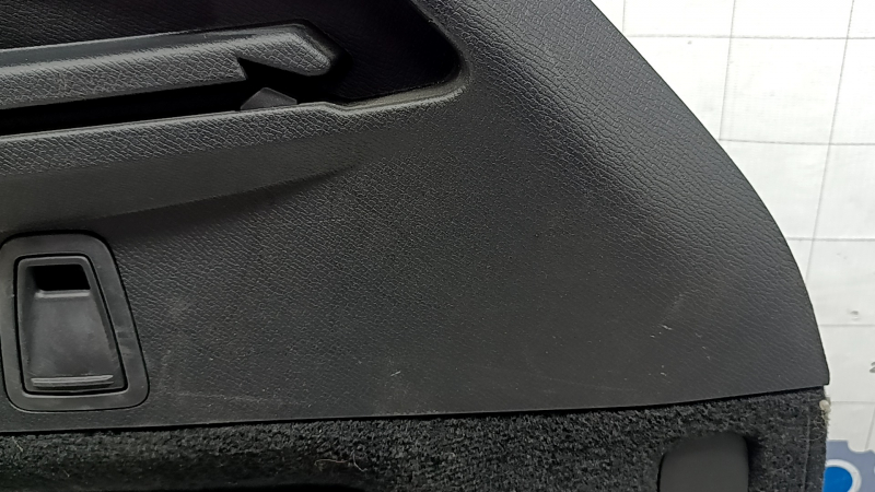 Обшивка арки правая Volvo XC90 16-22 под 3 ряд, с подстаканником, черная, с крюком, царапины