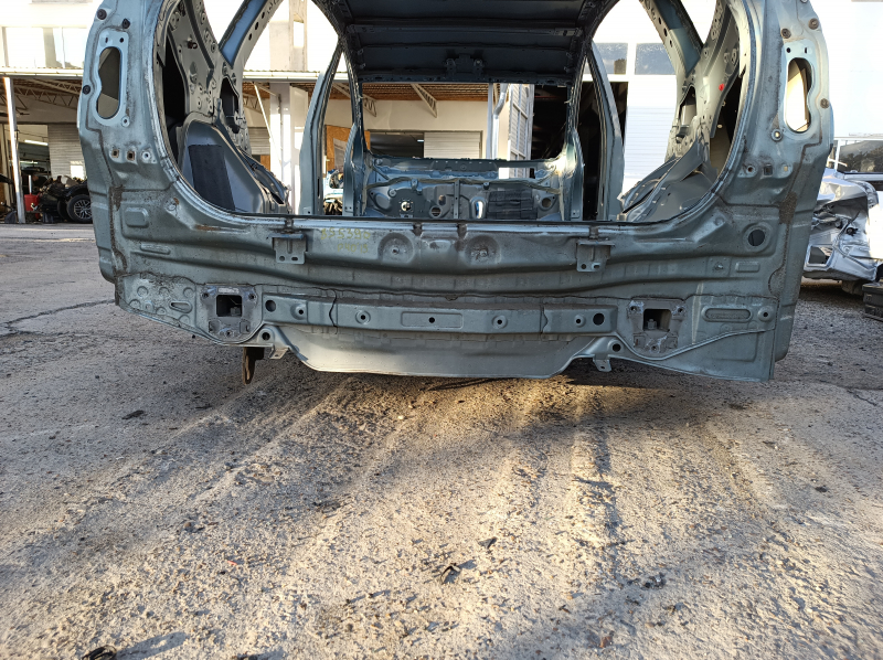 Задняя панель Toyota Prius V 12-17 на кузове, зеленая