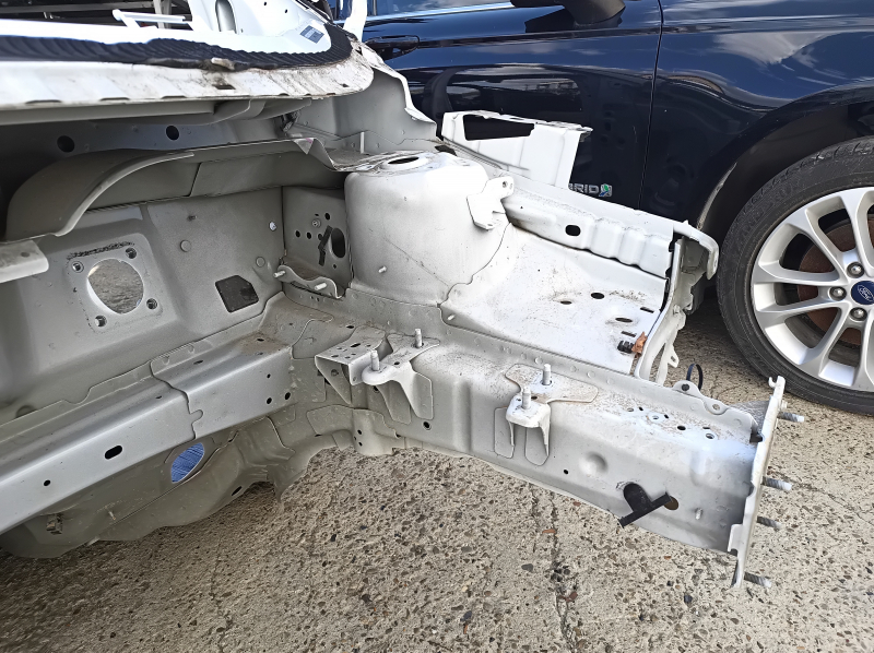 Четверть передняя левая Ford Escape MK3 17-19 рест на кузове, белая
